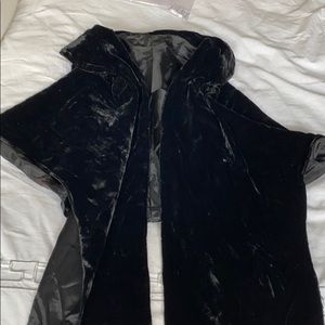 Black velvet-like small shawl
